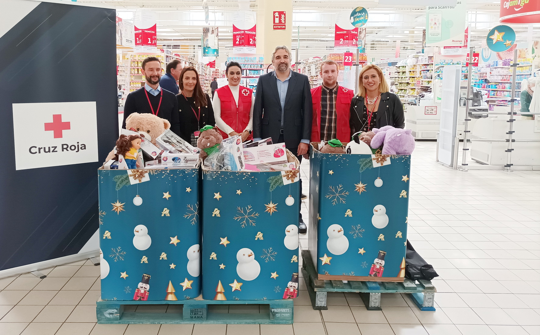“Ningún niño sin juguete” de Alcampo Motril dona a Cruz Roja casi un centenar de Juguetes.